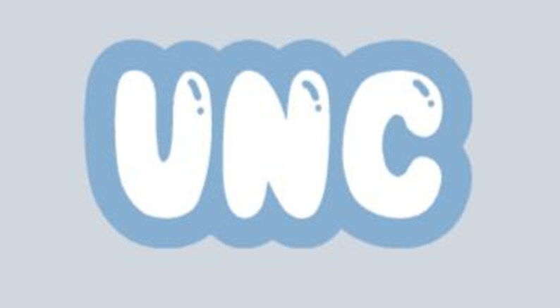Peut inclure: Un autocollant bleu clair avec les lettres blanches "UNC" en police bulle. Les lettres ont un effet brillant et sont soulign&eacute;es de blanc. L'autocollant a une bordure en forme de nuage bleu clair sur fond gris.