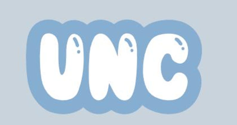 Peut inclure: Les lettres blanches "UNC" en forme de bulles sont plac&eacute;es sur un fond bleu clair en forme de nuage, avec un arri&egrave;re-plan gris clair. Les lettres ont un effet brillant, et le design est simple et ludique.