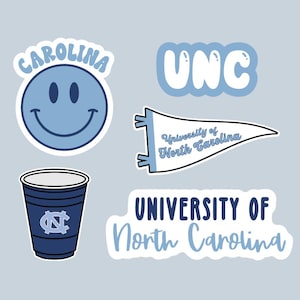 Peut inclure: Ensemble d'autocollants sur le th&egrave;me de l'Universit&eacute; de Caroline du Nord (UNC). Comprend un smiley bleu, le mot "CAROLINA", les lettres "UNC", un fanion et un gobelet avec le logo UNC. Tous les motifs sont bleus.