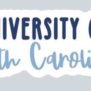 Peut inclure: Un autocollant avec l'inscription "UNIVERSITY OF North Carolina" en bleu fonc&eacute; et bleu clair. Le texte est sur un fond blanc de forme irr&eacute;guli&egrave;re, sur un fond gris clair.