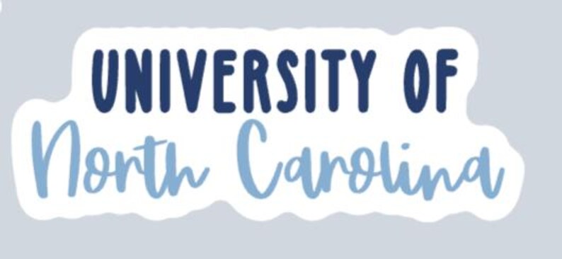 Peut inclure: Un autocollant avec l'inscription "UNIVERSITY OF North Carolina" en bleu fonc&eacute; et bleu clair. Le texte est sur un fond blanc de forme irr&eacute;guli&egrave;re, sur un fond gris clair.