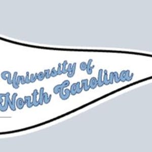 Peut inclure: Une banni&egrave;re blanche avec le texte "University of North Carolina" en &eacute;criture bleu clair. La banni&egrave;re a une bordure noire et des accents bleu clair sur le c&ocirc;t&eacute; gauche. Le fond est gris clair.
