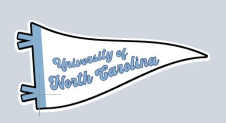 Peut inclure: Une banni&egrave;re blanche avec le texte "University of North Carolina" en &eacute;criture bleu clair. La banni&egrave;re a une bordure noire et des accents bleu clair sur le c&ocirc;t&eacute; gauche. Le fond est gris clair.