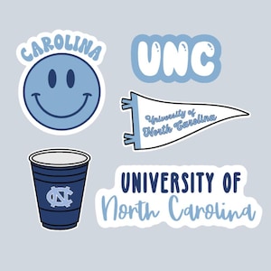 Peut inclure: Ensemble d'autocollants sur le th&egrave;me de l'Universit&eacute; de Caroline du Nord. Comprend un smiley avec le texte "Carolina", le texte "UNC", un fanion et une tasse avec le logo UNC. Tous les motifs sont bleus.