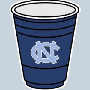 Peut inclure: Un gobelet en plastique bleu avec un bord blanc et un logo bleu clair. Le logo est un design "NC" entrelac&eacute; stylis&eacute;. La tasse a un contour blanc et est pos&eacute;e sur un fond bleu clair.