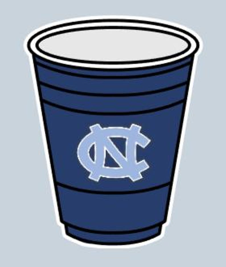 Peut inclure: Un gobelet en plastique bleu avec un bord blanc et un logo bleu clair. Le logo est un design "NC" entrelac&eacute; stylis&eacute;. La tasse a un contour blanc et est pos&eacute;e sur un fond bleu clair.