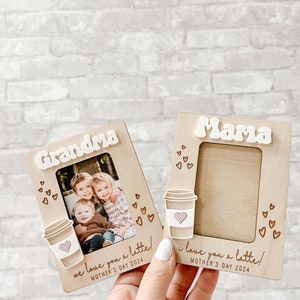 Puede incluir: Dos marcos de fotos de madera con un dise&ntilde;o de taza de caf&eacute; y el texto "we love you a latte!" y "I love you a latte!"  Un marco tiene una foto de tres ni&ntilde;os. Ambos marcos tienen el texto "Mother's Day 2024".
