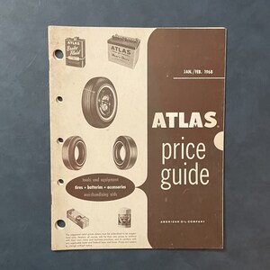 Pu&ograve; includere: Una guida ai prezzi marrone e bianca per attrezzi, equipaggiamenti, pneumatici, batterie, accessori e aiuti di merchandising del marchio Atlas. La guida &egrave; datata gennaio/febbraio 1968 e presenta immagini di pneumatici, liquido dei freni e una batteria per auto. Il testo "American Oil Company" &egrave; stampato nella parte inferiore della pagina.