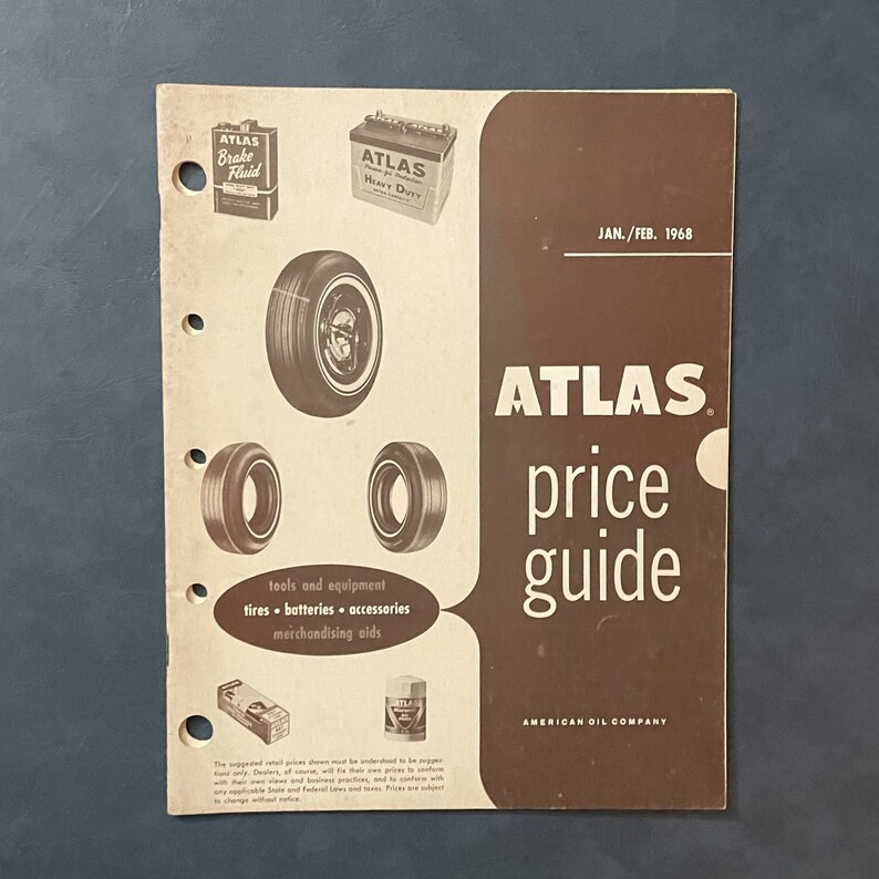 Pu&ograve; includere: Una guida ai prezzi marrone e bianca per attrezzi, equipaggiamenti, pneumatici, batterie, accessori e aiuti di merchandising del marchio Atlas. La guida &egrave; datata gennaio/febbraio 1968 e presenta immagini di pneumatici, liquido dei freni e una batteria per auto. Il testo "American Oil Company" &egrave; stampato nella parte inferiore della pagina.