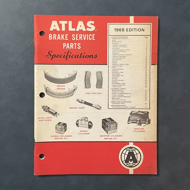 Pu&ograve; includere: Una guida illustrata rossa e bianca per i ricambi per il servizio freni Atlas del 1968. La guida include un elenco delle applicazioni dei veicoli, uno schema dei ricambi e le specifiche per le ganasce dei freni, i set di pastiglie dei freni, il tubo dei freni, gli interruttori delle luci di stop, i kit di riparazione del cilindro della ruota, i cilindri della ruota, i kit di riparazione del cilindro principale e i cilindri principali.