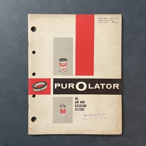 Pu&ograve; includere: Una copertina di catalogo vintage per filtri olio, aria e benzina Purolator. La copertina presenta il logo Purolator in bianco e nero su sfondo rosso. Il testo "Weatherly Index 660 Master Catalog Issue 1961 AM-61-2" &egrave; stampato in nero nella parte superiore della pagina.