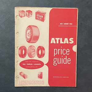 Pu&ograve; includere: Una guida ai prezzi rossa e bianca per pneumatici, batterie e accessori Atlas. La guida &egrave; di luglio/agosto 1968 e presenta immagini di pneumatici e una scatola di batterie Atlas Heavy Duty.