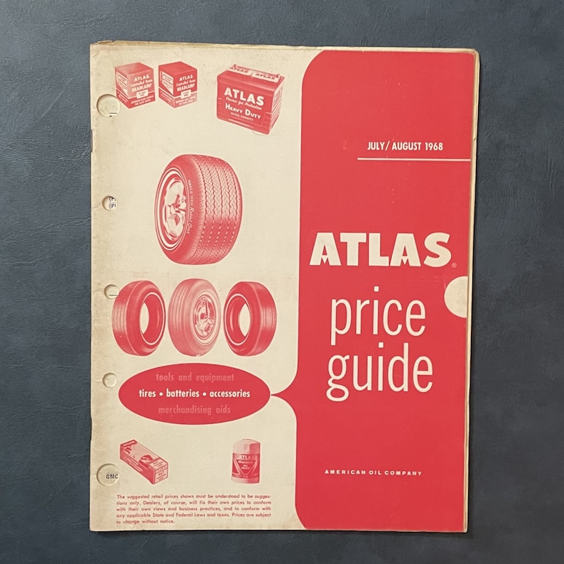 Pu&ograve; includere: Una guida ai prezzi rossa e bianca per pneumatici, batterie e accessori Atlas. La guida &egrave; di luglio/agosto 1968 e presenta immagini di pneumatici e una scatola di batterie Atlas Heavy Duty.