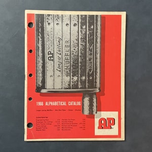 Pu&ograve; includere: Una copertina di catalogo rossa e bianca per AP Mufflers. La copertina presenta un'illustrazione in bianco e nero di un silenziatore con il testo "Longer Lasting Muffler" e "1966 Alphabetical Catalog".