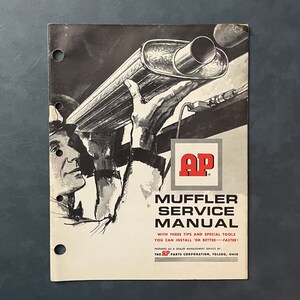 Pu&ograve; includere: Un'illustrazione in bianco e nero di una persona che installa un silenziatore. L'illustrazione &egrave; su una pagina bianca con il testo "AP Muffler Service Manual" e "With these tips and special tools you can install 'em better - faster!"  Prepared as a dealer management service by The AP Parts Corporation, Toledo, Ohio.
