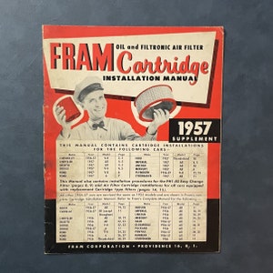 Pu&ograve; includere: Un supplemento del manuale di installazione della cartuccia del filtro dell'aria Fram del 1957, rosso e bianco, per auto. La copertina presenta un uomo dei cartoni animati che tiene una cartuccia del filtro dell'aria rossa. Il manuale elenca le istruzioni di installazione per vari modelli e anni di auto.