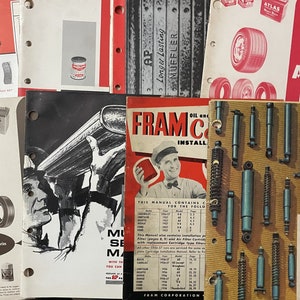 Pu&ograve; includere: Una collezione di cataloghi e manuali di ricambi auto d'epoca. I cataloghi presentano marchi come Atlas, Fram e Monroe. I manuali includono informazioni su pezzi di ricambio per freni, silenziatori, filtri olio e aria e ammortizzatori. I cataloghi sono stampati in bianco e nero e rosso.