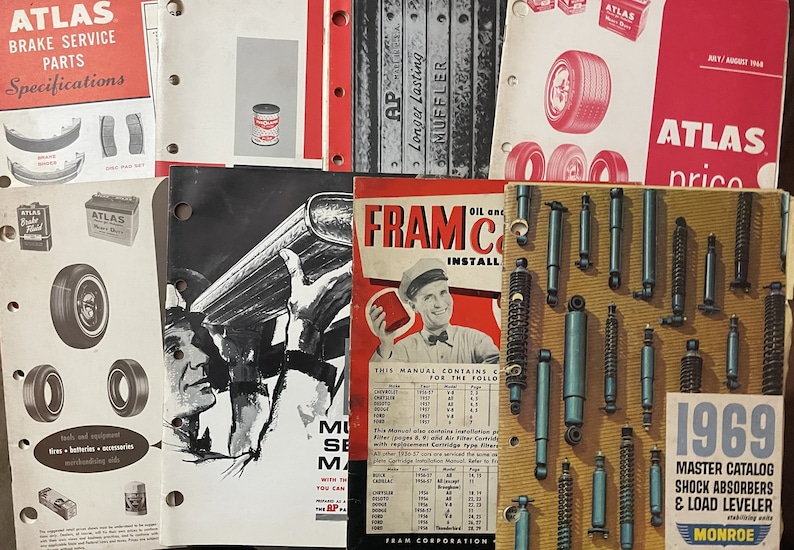 Pu&ograve; includere: Una collezione di cataloghi e manuali di ricambi auto d'epoca. I cataloghi presentano marchi come Atlas, Fram e Monroe. I manuali includono informazioni su pezzi di ricambio per freni, silenziatori, filtri olio e aria e ammortizzatori. I cataloghi sono stampati in bianco e nero e rosso.