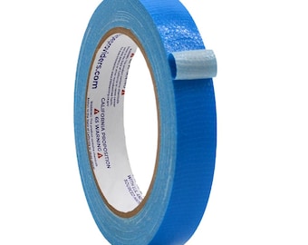 Könnte beinhalten: Eine Rolle blaues Malerband mit weißem Kern. Das Band ist mit dem Text "peproviders.com", "CALIFORNIA PROPOSITION", "A 65 WARNING" und "WITH US AND SOURCED MATERIALS" beschriftet.