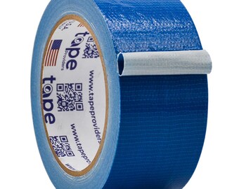 Könnte beinhalten: Eine Rolle blaues Klebeband mit einem weißen Kern. Der Kern hat ein Etikett mit dem Text "tape" und "www.tapeproviders.com" darauf.