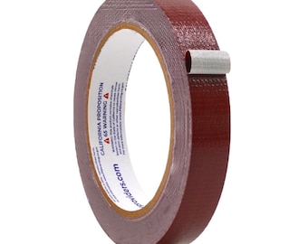 Op de afbeelding: Een rol rode ducttape met een wit label met de tekst "California Proposition 65 Warning".