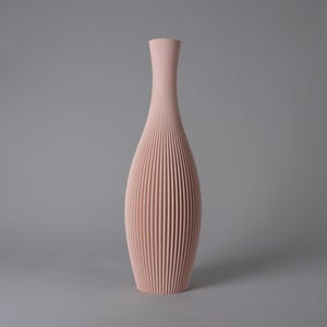 Bodenvase STELLA – Blütenrosa – Moderne, gestreifte Dekovase für Pampasgras, 3D-gedruckt aus recyceltem Biokunststoff