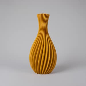 Könnte beinhalten: Eine gelbe Keramikvase mit geripptem Design. Die Vase ist hoch und schmal mit einem abgerundeten Boden.