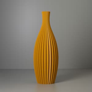 Può includere: Un vaso in ceramica giallo con un design a coste. Il vaso è alto e stretto, con una base arrotondata e un'apertura svasata.