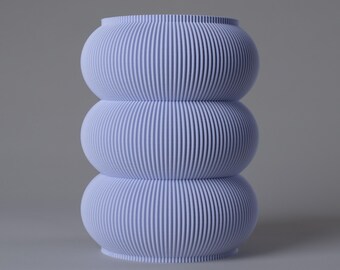 Weiche blaue Blumenvase EMMA - geriffelte Textur - verspieltes Design - wasserdichter Glaseinsatz - 3D-Druck aus 100% recyceltem Biokunststoff