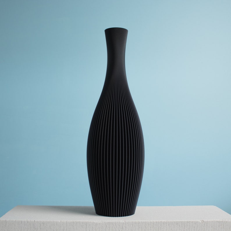 Floor Vase STELLA Matte Black, 3D Printed Striped Decoration Vase for Dried Flowers Made from Recycled Bio-Plastic Schwarz