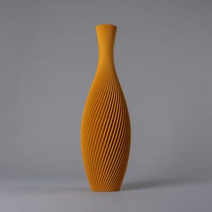 Bodenvase FLORA - Ockergelb - 3D gedruckte Spiralvase mit gestreiftem Design für Pampasgras - aus recyceltem Biokunststoff - 50/60 cm