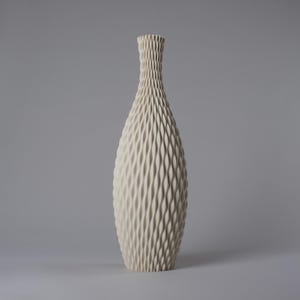Jarrón de suelo AQUA - Blanco crema - Jarrón de diseño moderno con superficie ondulada - Jarrón ligero impreso en 3D de bioplástico reciclado - 50/60 cm de alto