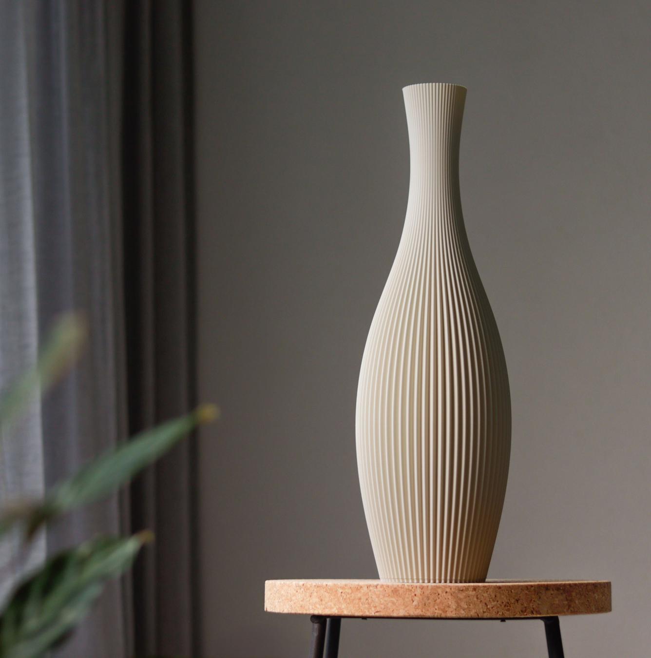 Bodenvase STELLA – Cremeweiß – Moderne, gestreifte Dekovase für Pampasgras, 3D-gedruckt aus recyceltem Biokunststoff