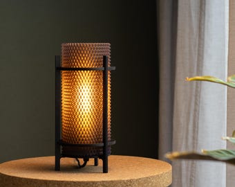 PRISM Moderne Tischlampe - rauchschwarzer Geometrischer Schatten - Warme Umgebungsbeleuchtung - Handgefertigt aus recyceltem PETG - nur LED