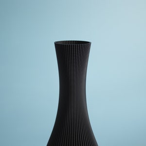 Floor Vase STELLA Matte Black, 3D Printed Striped Decoration Vase for Dried Flowers Made from Recycled Bio-Plastic Bild 4