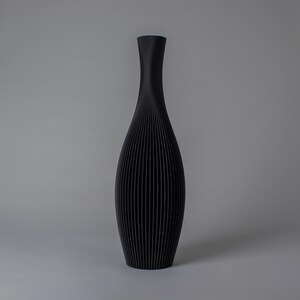 Vase de sol STELLA - Noir mat - Vase décoratif moderne à rayures pour herbes de la pampa. Imprimé en 3D à partir de bioplastique recyclé.