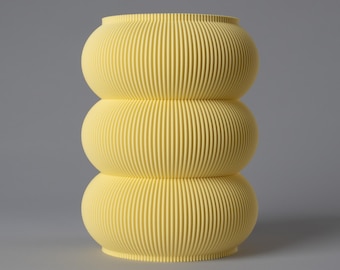 Buttergelbe Blumenvase EMMA - Gerippte Textur - Verspieltes Design - Wasserdichter Glaseinsatz - 3D-Druck aus 100% recyceltem Biokunststoff