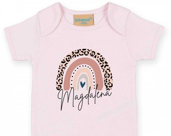 Body mit Namen für Babys | Motiv Leo-Print Regenbogen in rosa | Strampler inkl. Namensdruck