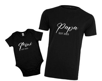 personalisierter Babybody + T-Shirt | Mini Est & Papa Est im Set | Dad-shirt als Geschenk im set mit Strampler als Partnerlook