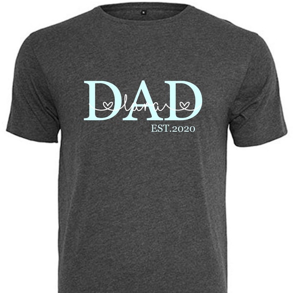 T-shirt PAPA Est personnalisé avec prénom | Chemise papa avec date | imprimé multicolore avec turquoise argent doré brillant ou mat