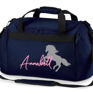 Borsa da equitazione personalizzata con stampa del nome Motivo cavallo rampante con nome Borsa da trasporto e sportiva per ragazze per l'equitazione immagine 1