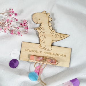 Dino geld cadeau - Gepersonaliseerd met naamgravure - Houten cadeaukaart voor kinderen - Dinosaurus cadeau voor schoolinschrijving of verjaardag