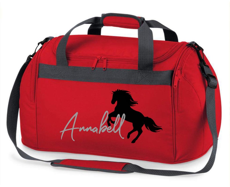 Reittasche mit Namensdruck personalisiert Motiv aufsteigendes Pferd mit Name Trage und Sporttasche für Mädchen zum Reiten rot