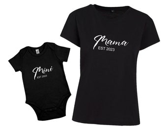 body bebe + camiseta personalizada | Mini Est y Mama Est en un conjunto | Camiseta de mamá de regalo en un conjunto con un pelele como look de pareja