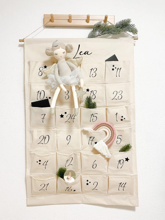 Personalisierter Adventskalender für Kinder groß | 24 Taschen zum selber Befüllen mit Namen | Stoff-Kalender Weihnachten inkl. Holz & Jute