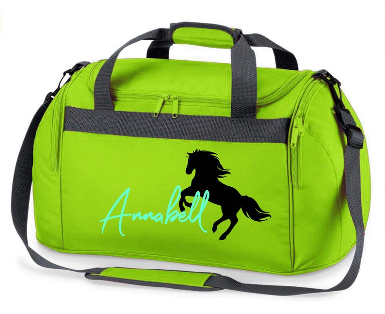 Reittasche mit Namensdruck personalisiert Motiv aufsteigendes Pferd mit Name Trage und Sporttasche für Mädchen zum Reiten apfelgrün