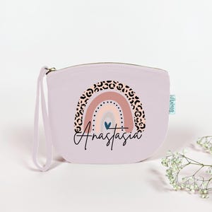 kleine Schminktasche mit Leo-Print | Motiv Regenbogen in rosa | Kosmetiktasche mit Namensdruck personalisiert | Make-up Beauty-Case