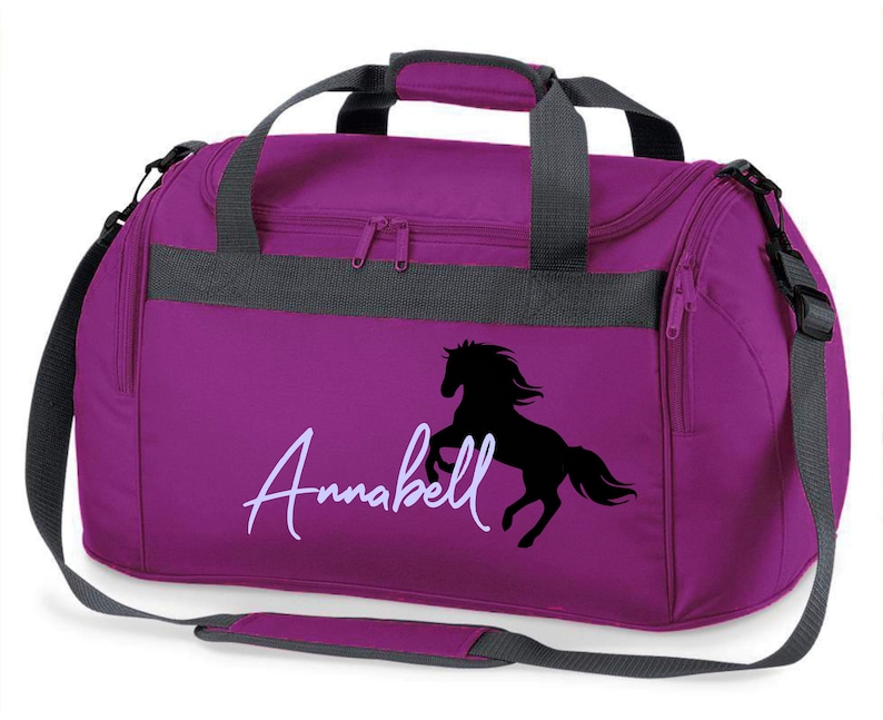 Reittasche mit Namensdruck personalisiert Motiv aufsteigendes Pferd mit Name Trage und Sporttasche für Mädchen zum Reiten Lila