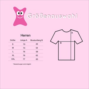 Pu&ograve; includere: Una tabella di taglie per camicie con misure in centimetri per la lunghezza e la circonferenza del torace. La tabella comprende le taglie S, M, L, XL e XXL. La tabella &egrave; su uno sfondo rosa con una stella rosa da cartone animato con un viso sorridente in alto.
