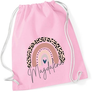 Turnbeutel mit Namen Leo-Print | Motiv Regenbogen in rosa | Stoffbeutel zum Zuziehen als Rucksack für Mädchen